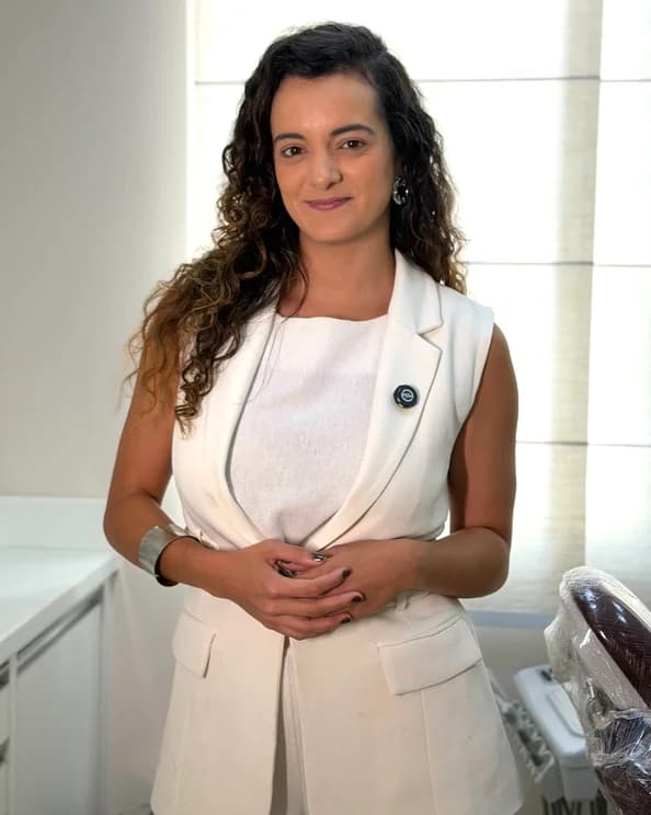 Dra. Ellen Teixeira, especialista em Ortodontia e Clínico Geral - CRO-RJ 41617